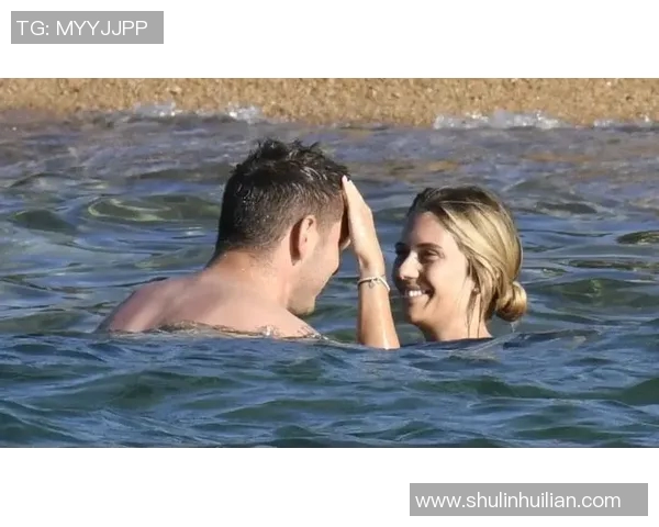 足球明星女友在沙滩度假尽显风采美丽瞬间令人心动不已